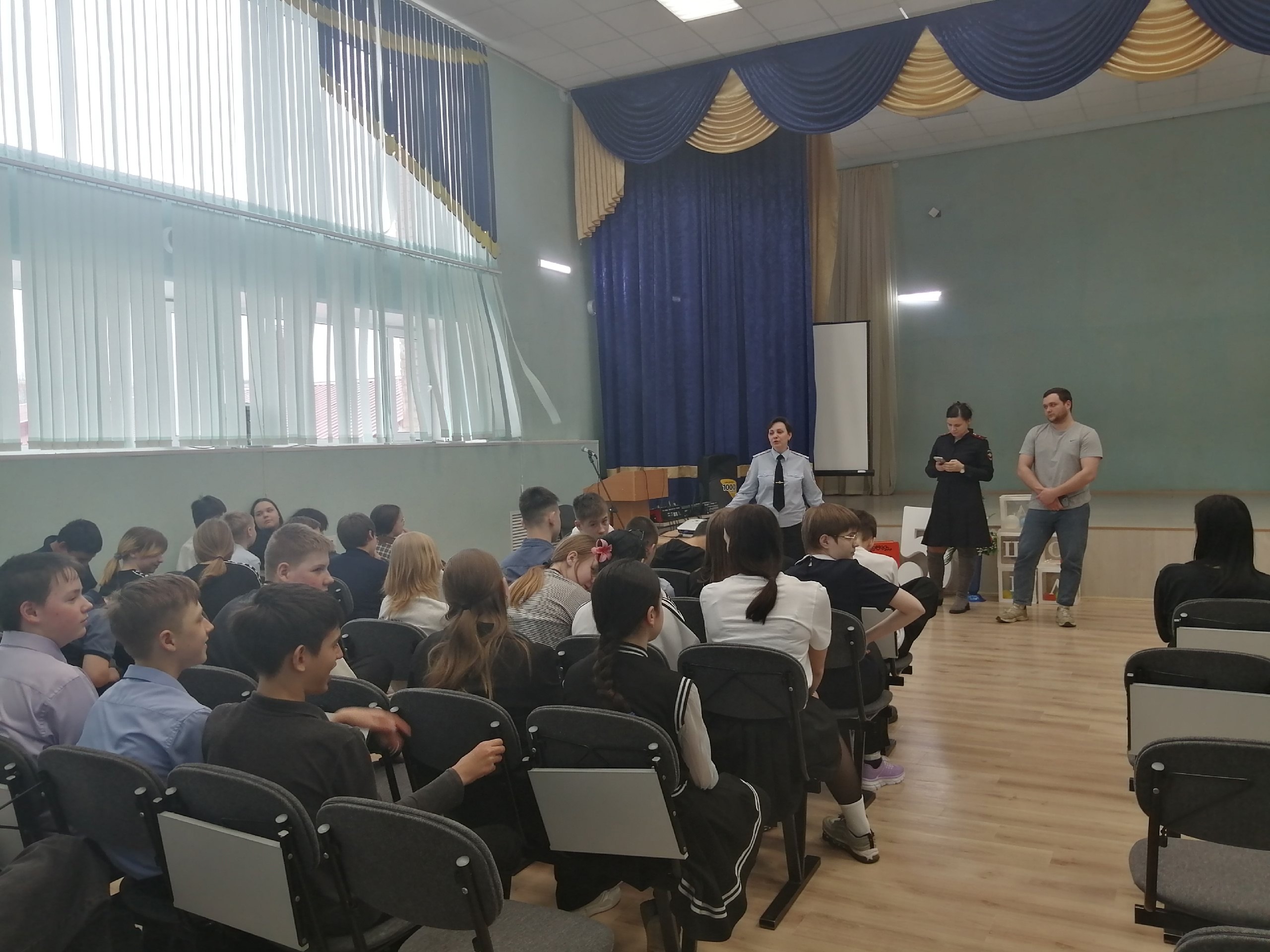 Детско-родительское собрание в МОУ &amp;quot;СОШ №4&amp;quot;: Безопасность превыше всего!.
